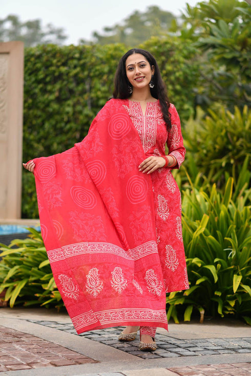 MULMUL KYNA BLOCK PRINTED KURTA-PANTS & DUPATTA SET MULMUL KYNA BLOCK PRINTED KURTA-PANTS & DUPATTA SET